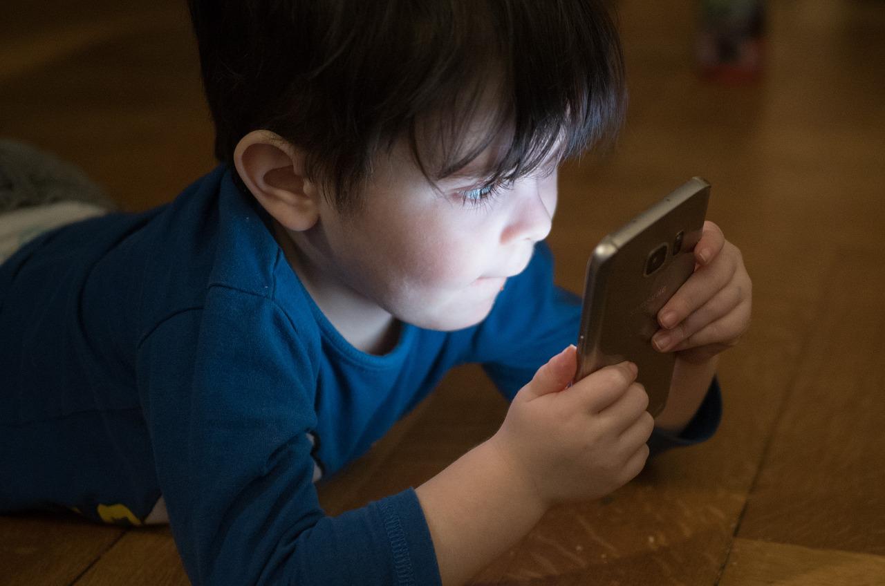 Razones por las que limitar el uso de los smartphones a los niños